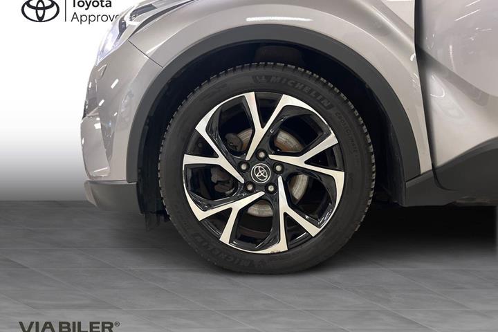 Sølv Toyota C-HR fra 2019
