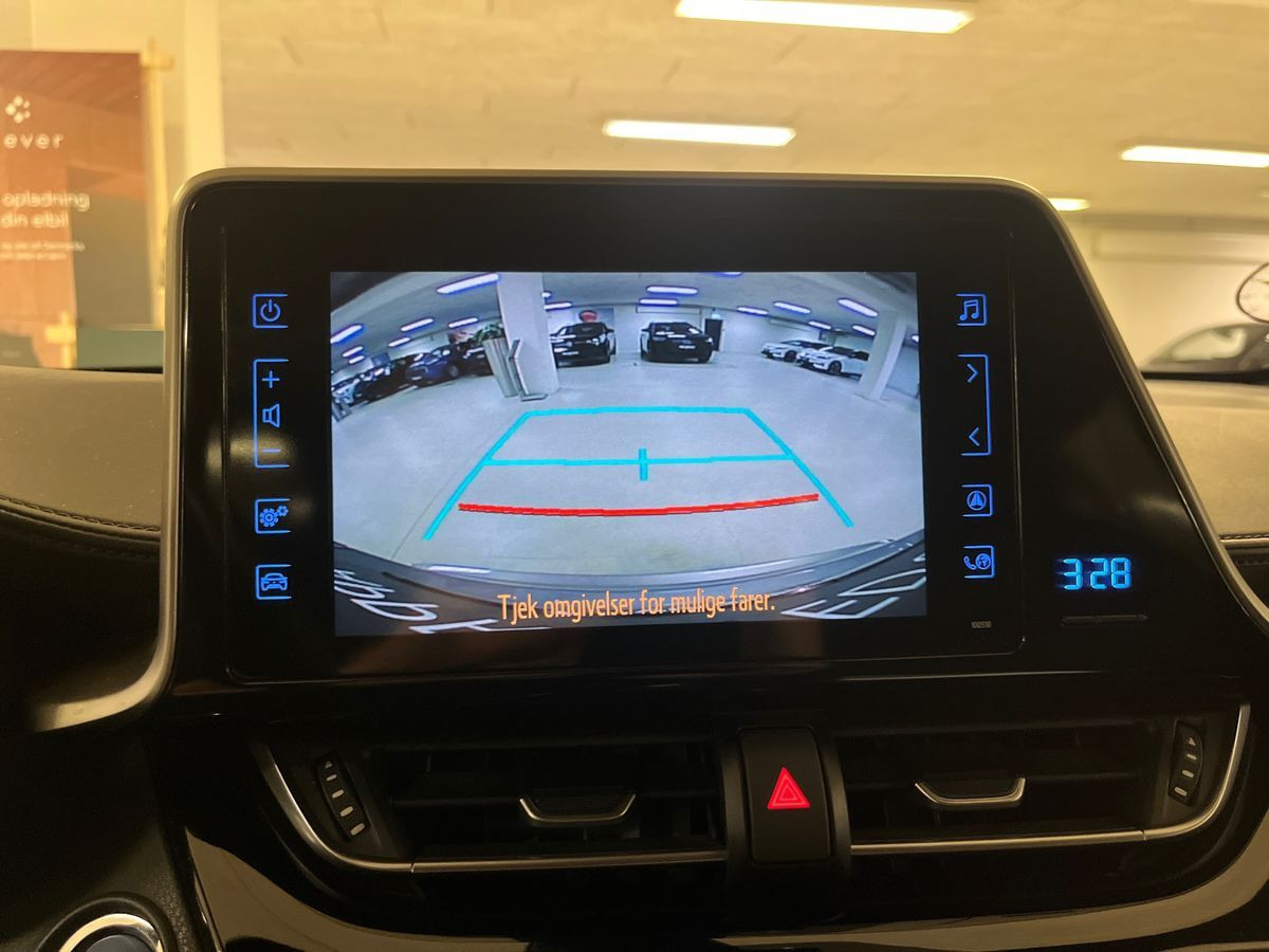 Sølv Toyota C-HR fra 2019