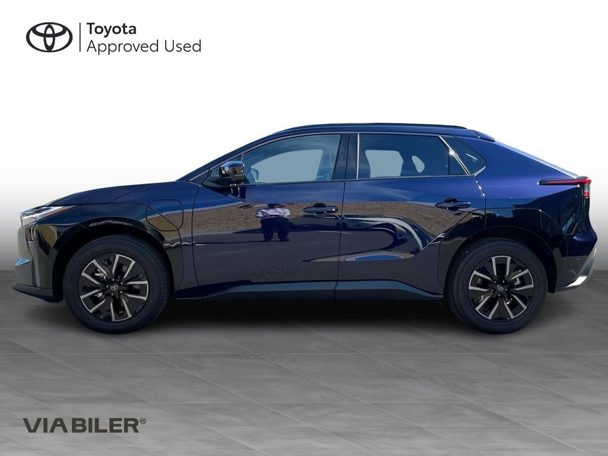 Blå Toyota BZ4X fra 2026