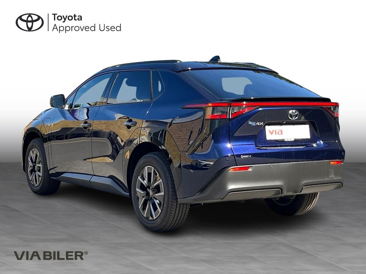 Blå Toyota BZ4X fra 2026