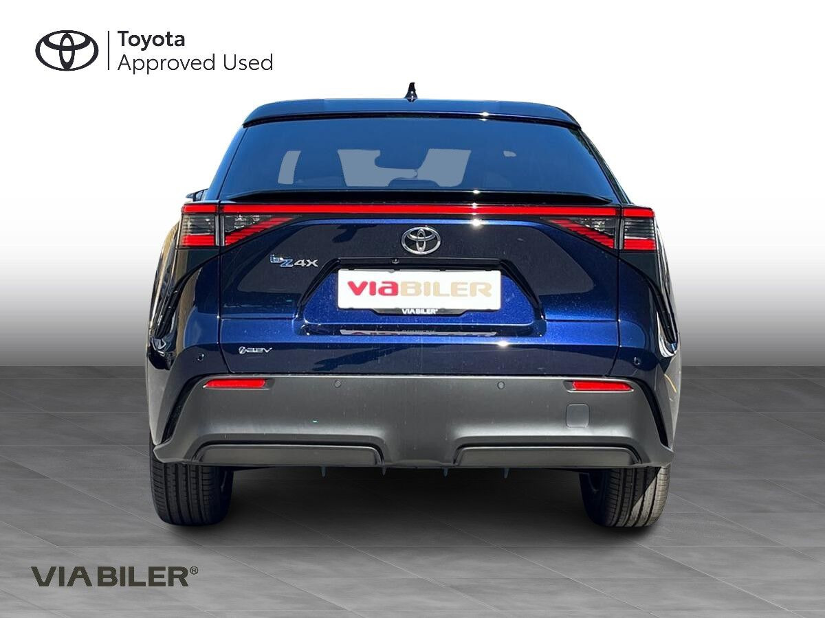 Blå Toyota BZ4X fra 2026
