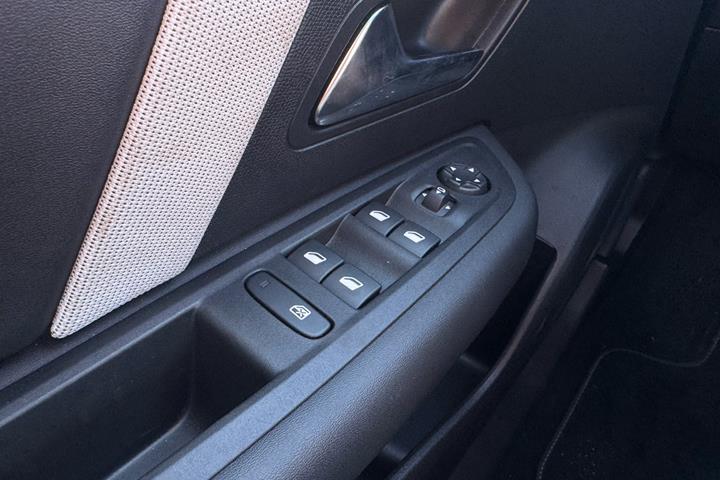 Hvid Citroën ë-C4 X fra 2025
