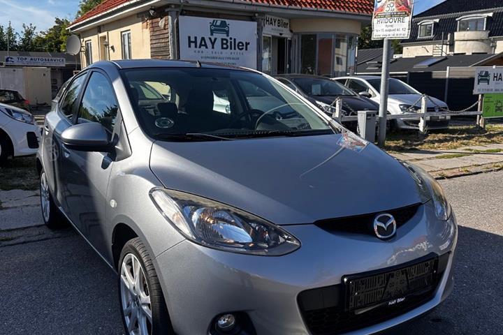 Grå Mazda 2 fra 2010