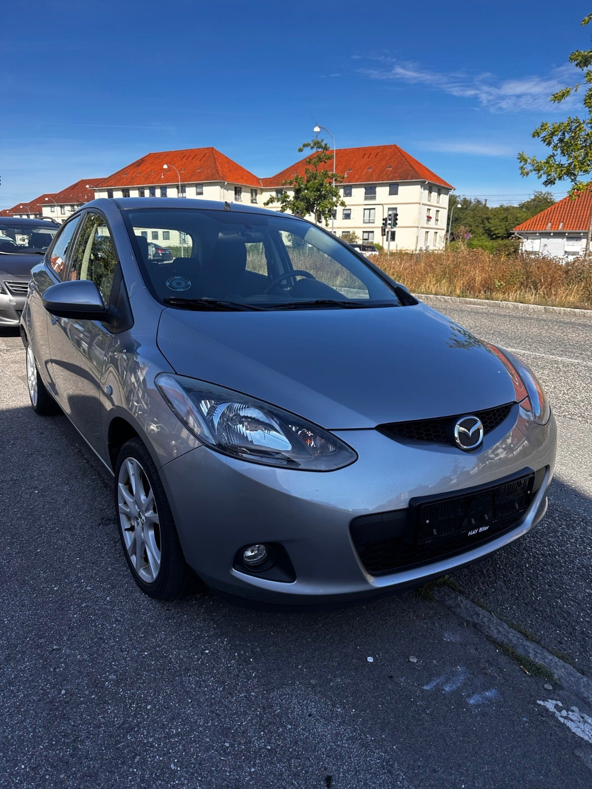 Grå Mazda 2 fra 2010