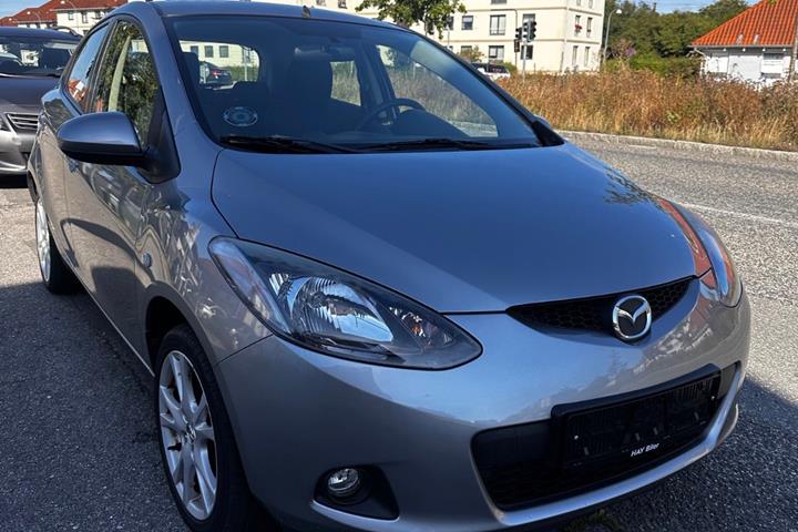 Grå Mazda 2 fra 2010