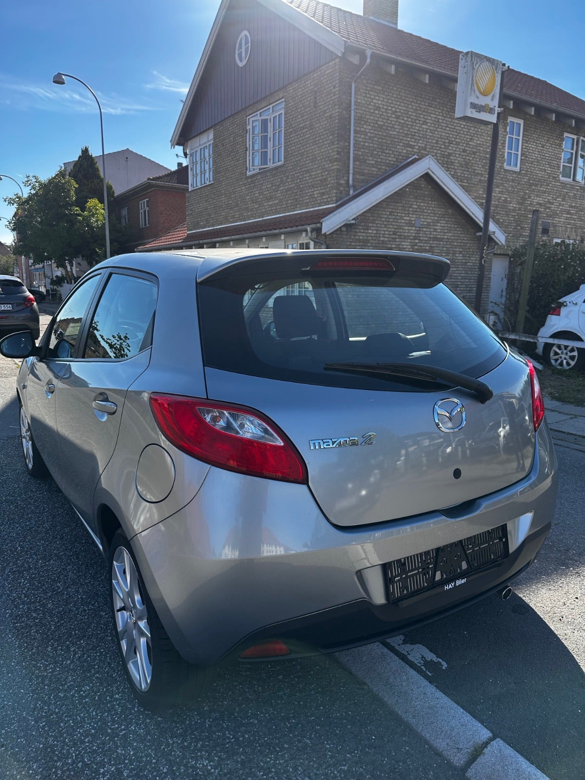 Grå Mazda 2 fra 2010