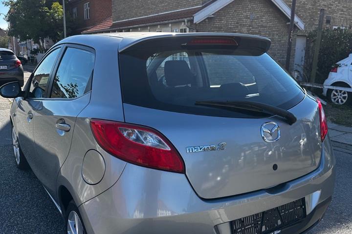 Grå Mazda 2 fra 2010