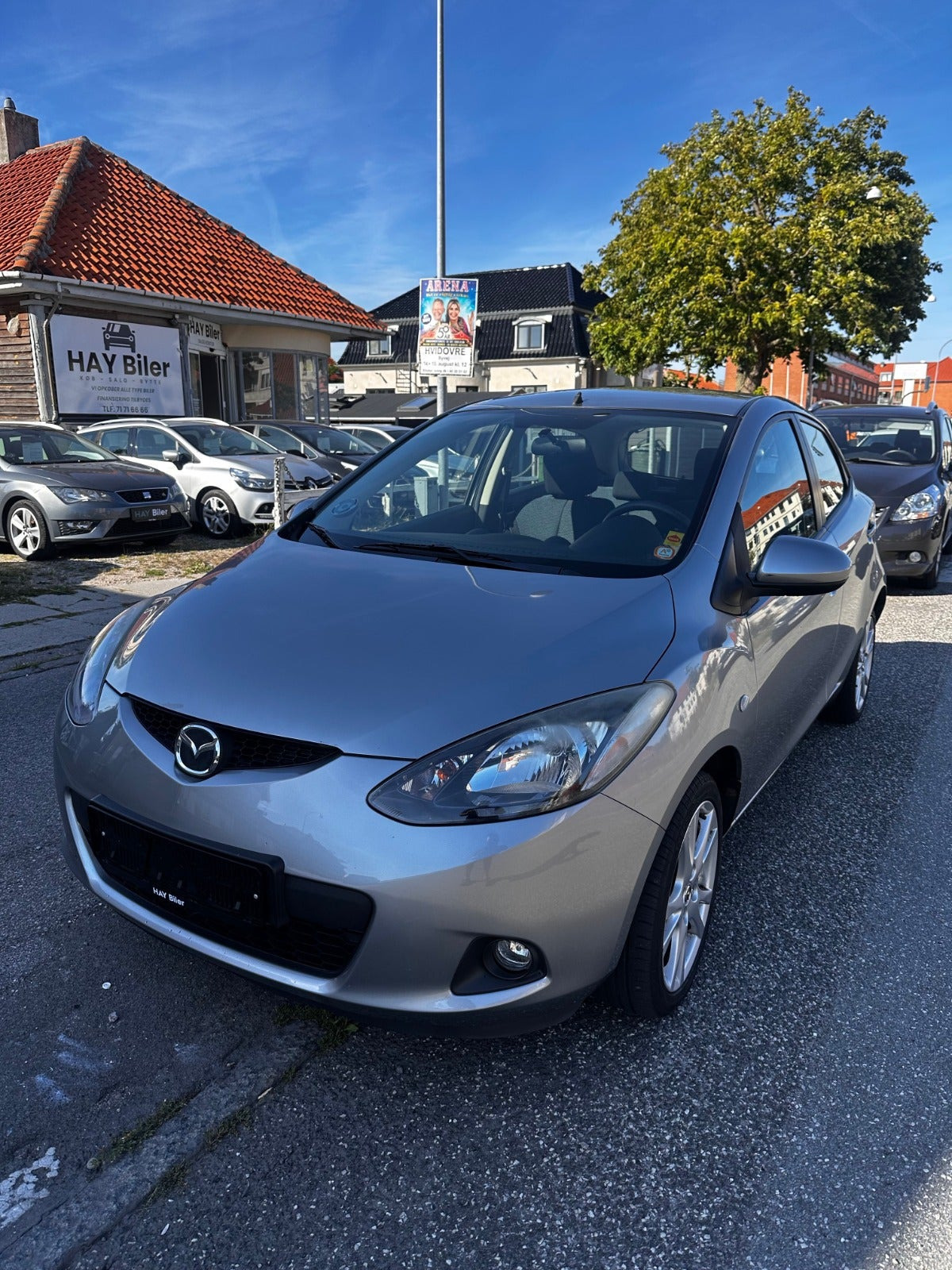 Grå Mazda 2 fra 2010