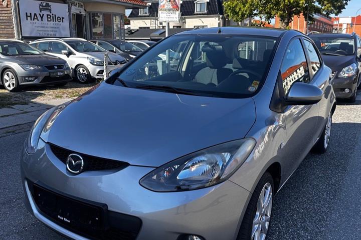 Grå Mazda 2 fra 2010