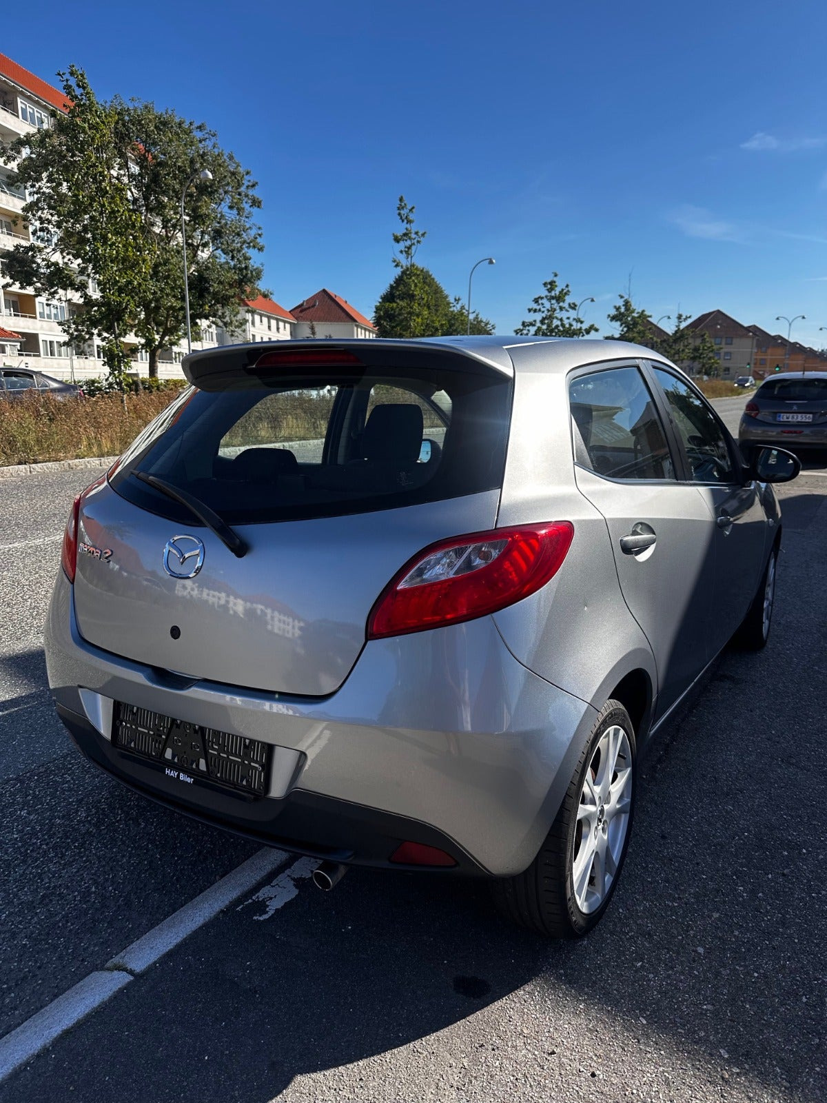 Grå Mazda 2 fra 2010