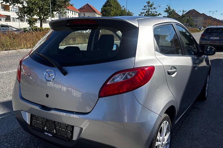 Grå Mazda 2 fra 2010