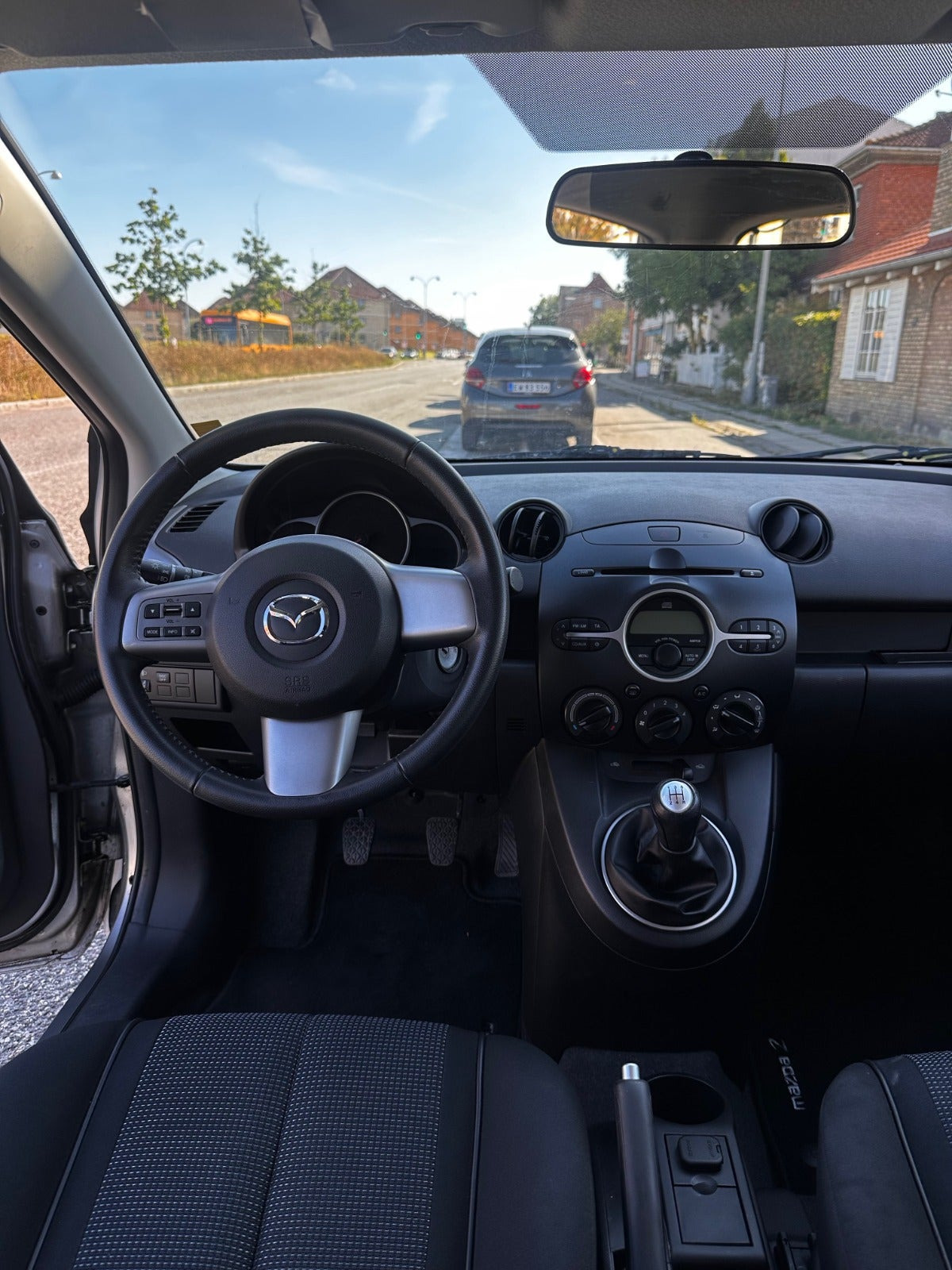 Grå Mazda 2 fra 2010