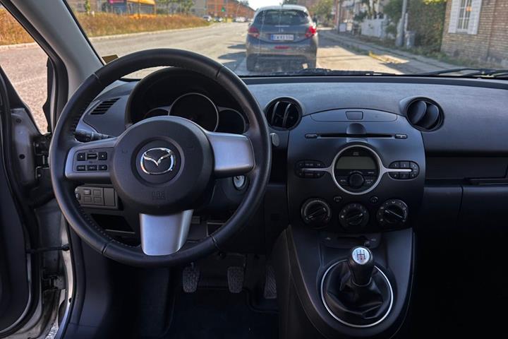 Grå Mazda 2 fra 2010