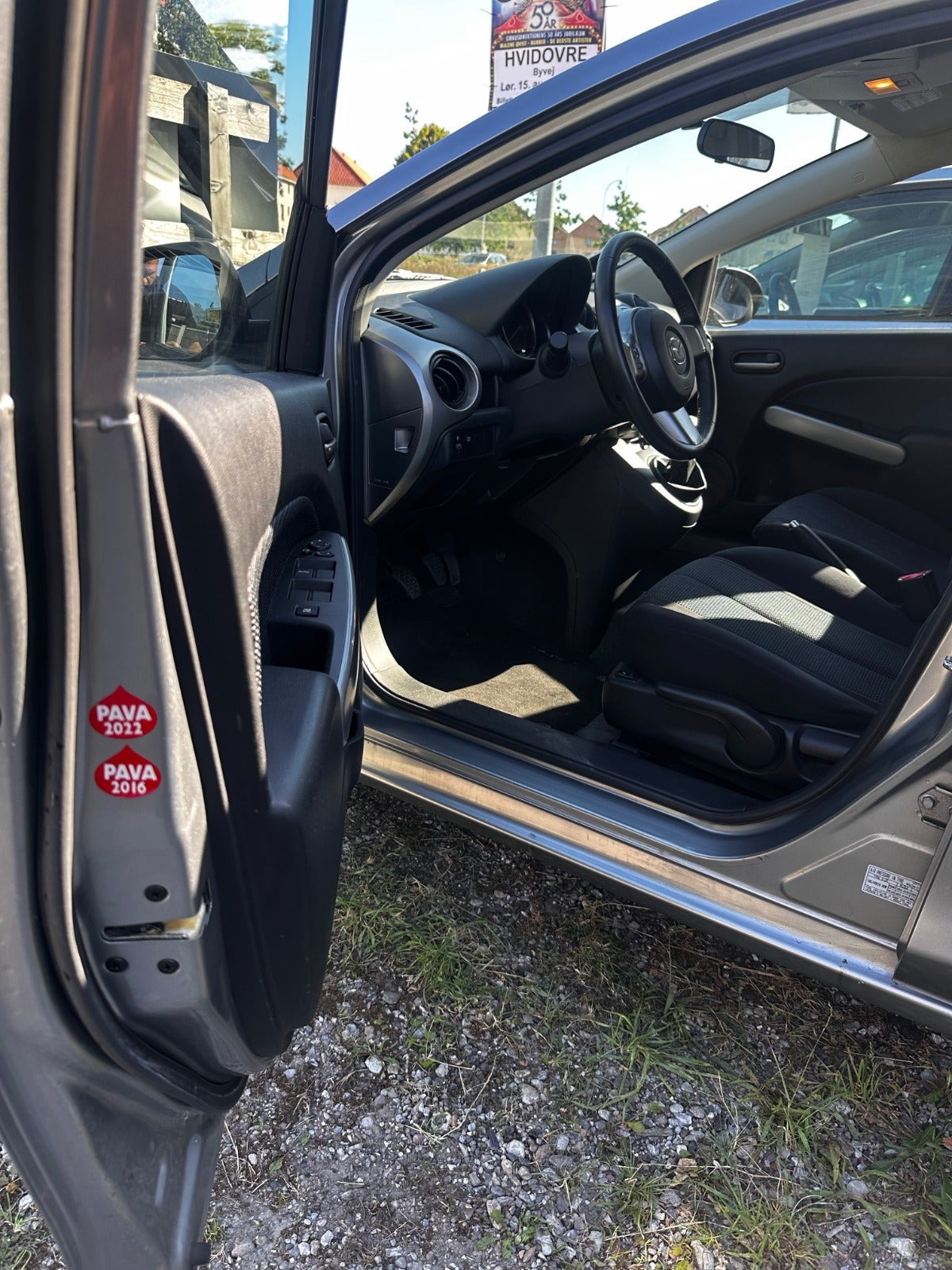 Grå Mazda 2 fra 2010