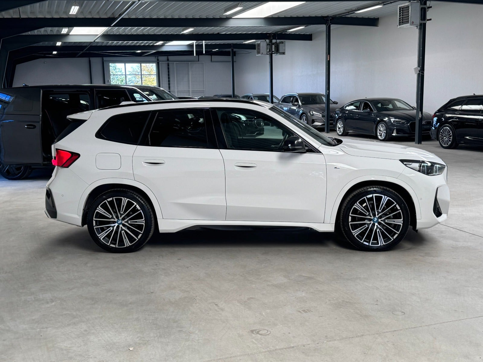 Hvid BMW iX1 fra 2023