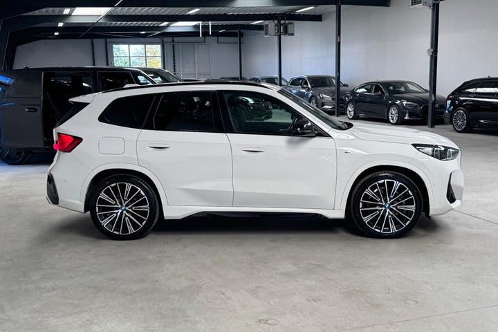 Hvid BMW iX1 fra 2023