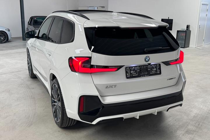 Hvid BMW iX1 fra 2023
