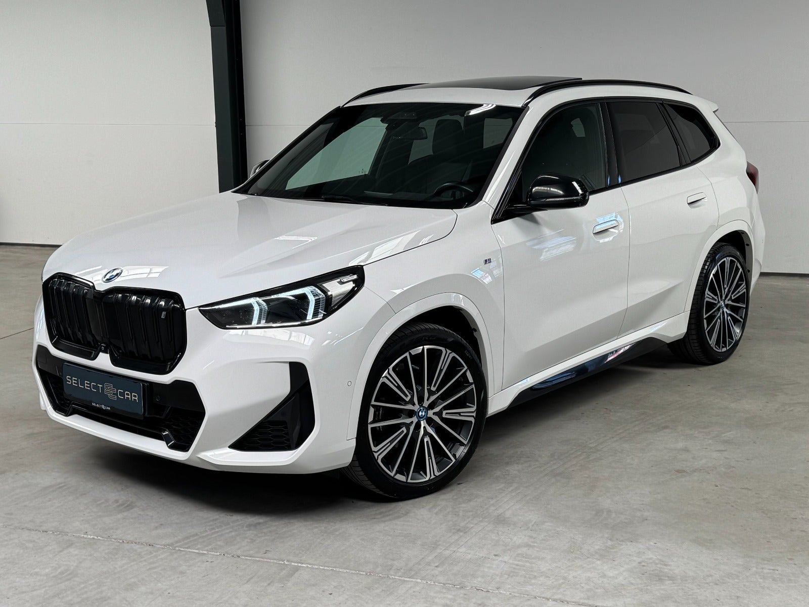Hvid BMW iX1 fra 2023