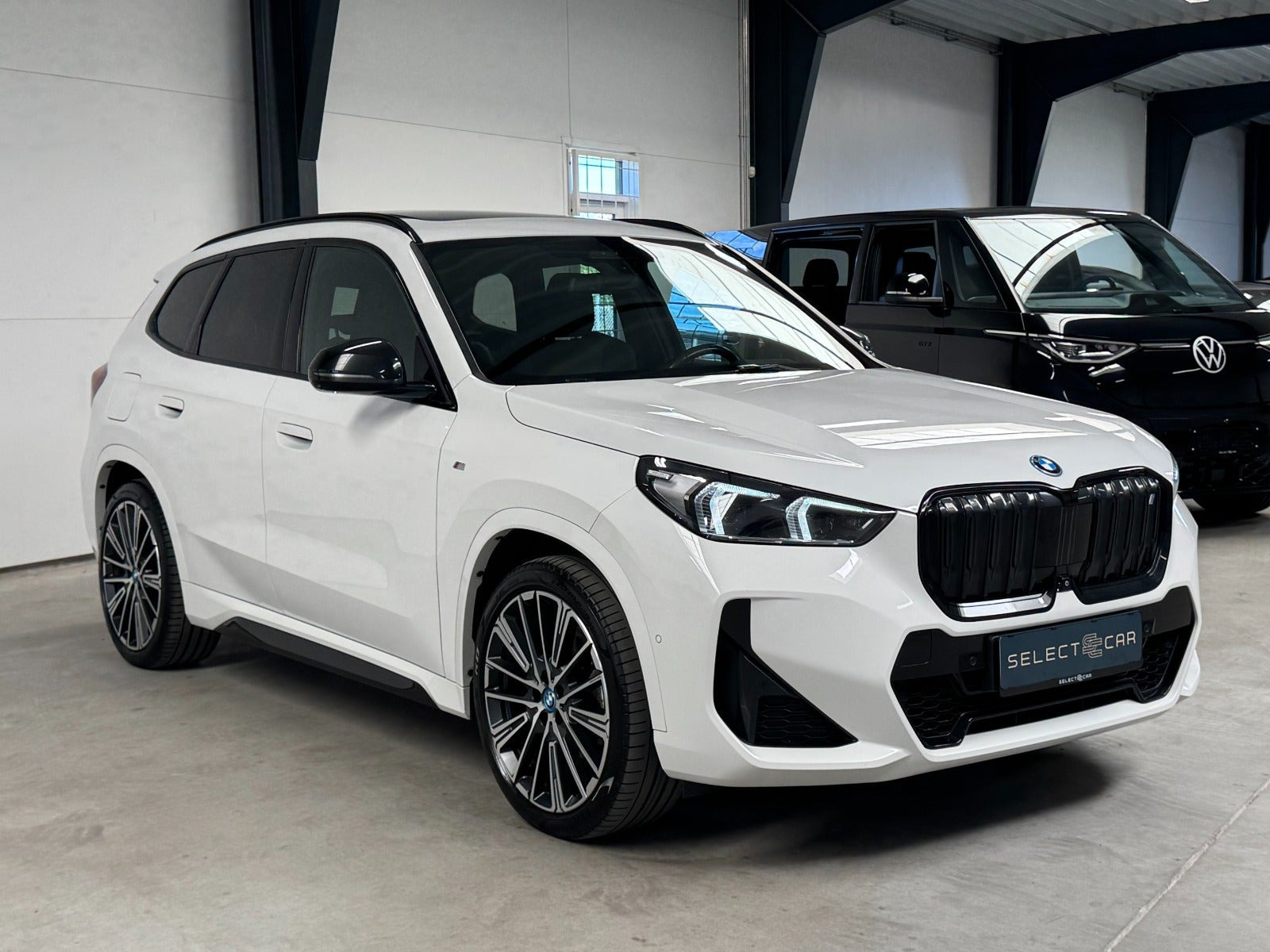 Hvid BMW iX1 fra 2023