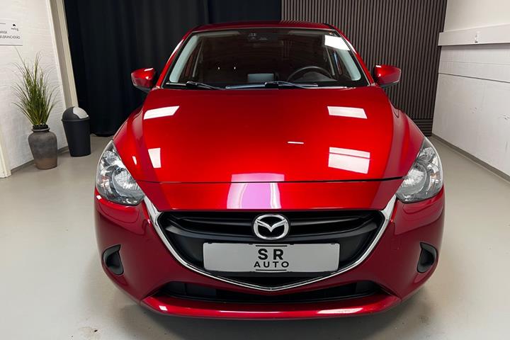 Rød Mazda 2 fra 2018