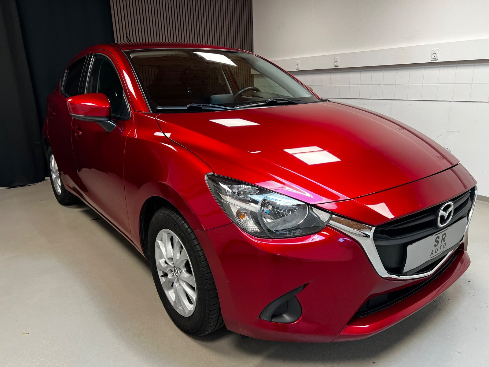 Rød Mazda 2 fra 2018