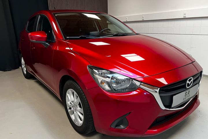 Rød Mazda 2 fra 2018