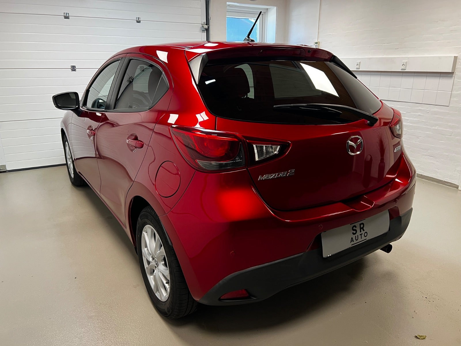 Rød Mazda 2 fra 2018