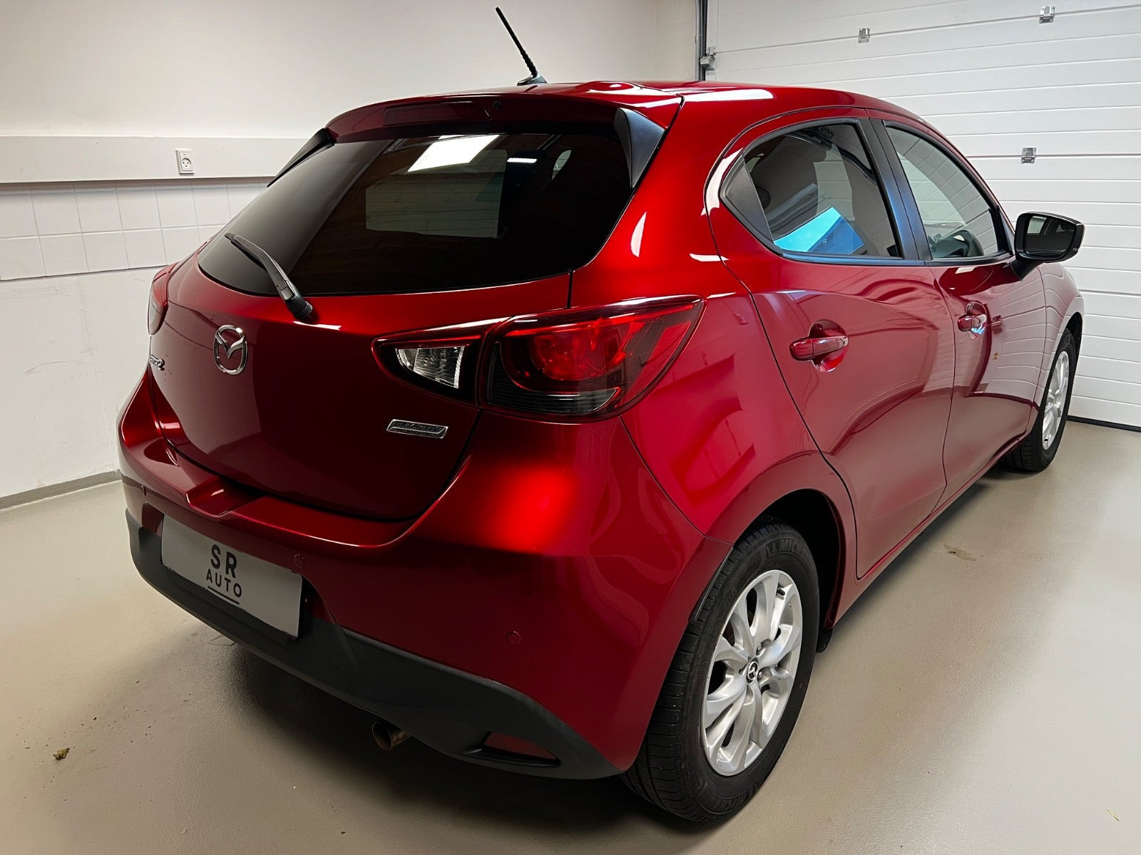 Rød Mazda 2 fra 2018