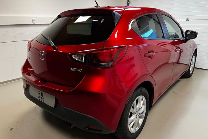 Rød Mazda 2 fra 2018