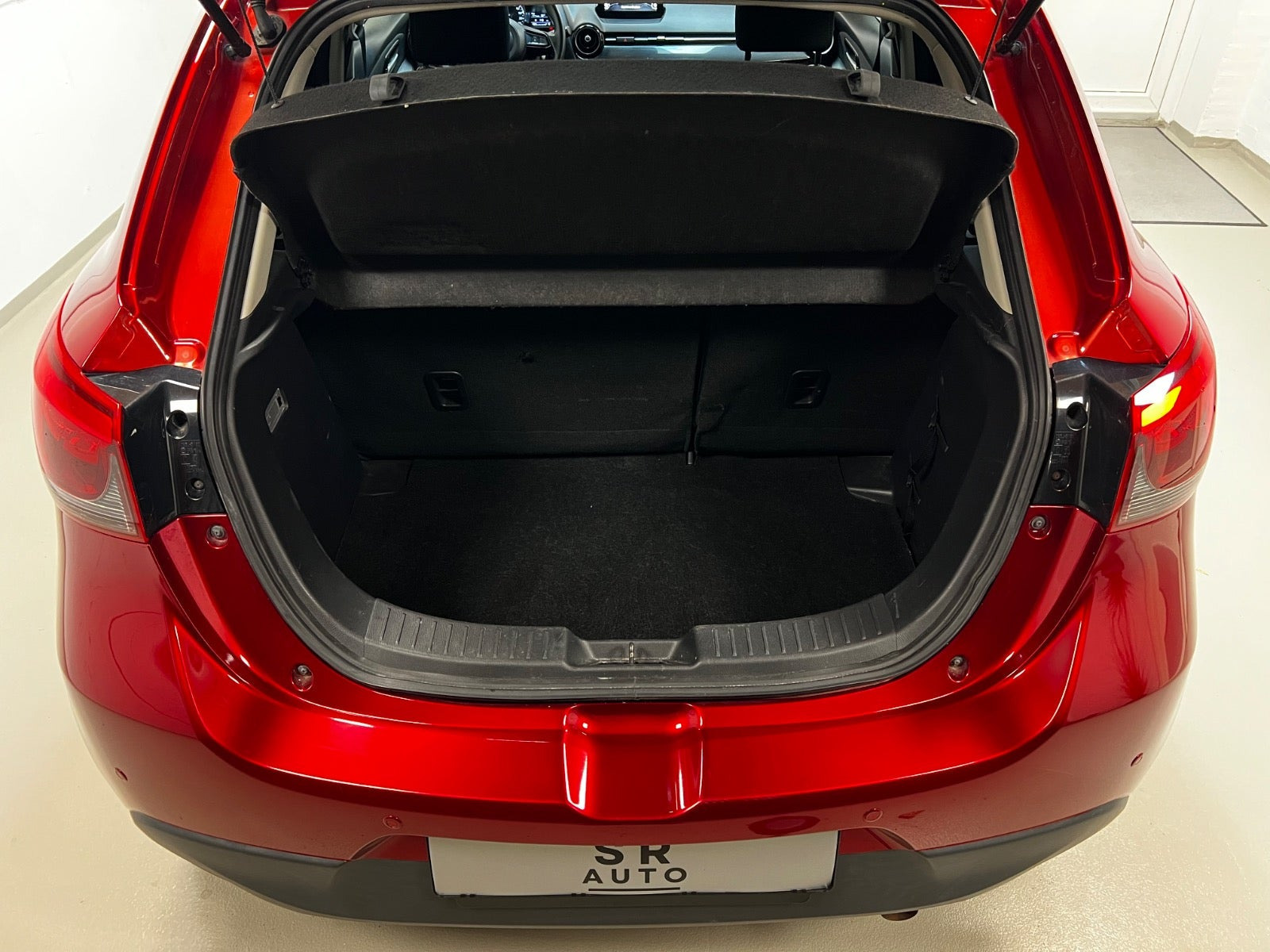 Rød Mazda 2 fra 2018