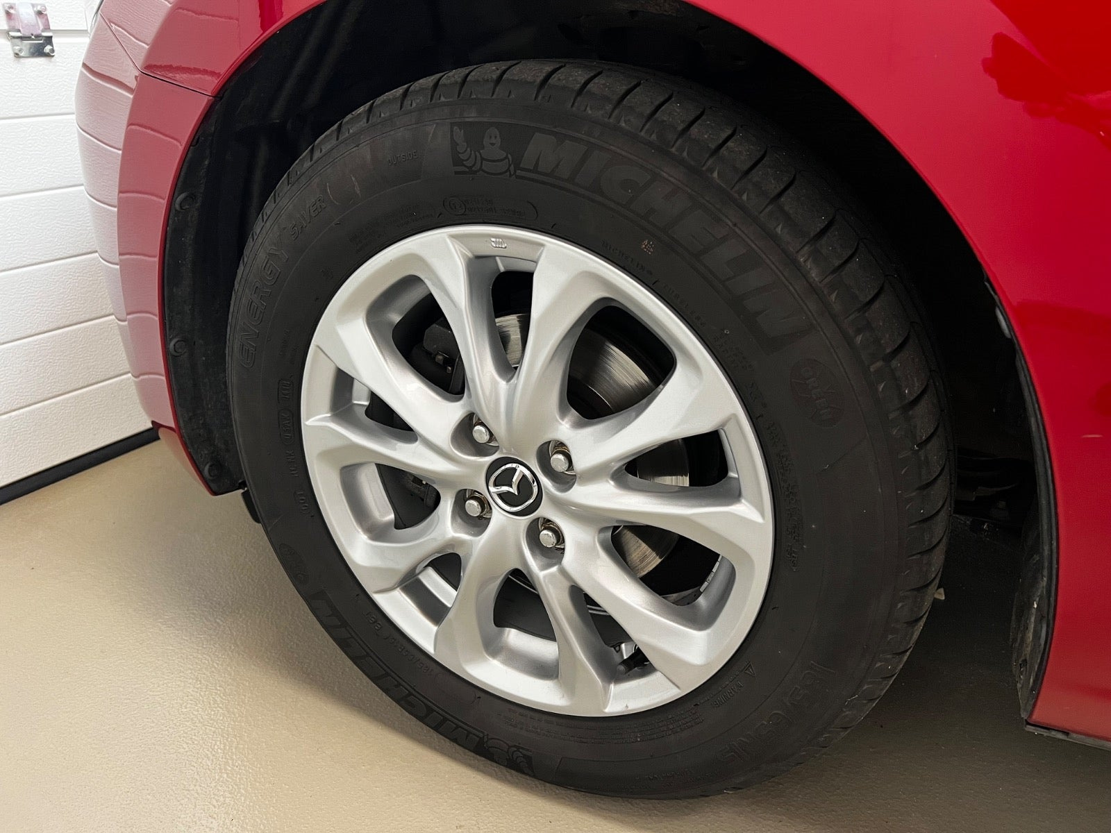 Rød Mazda 2 fra 2018