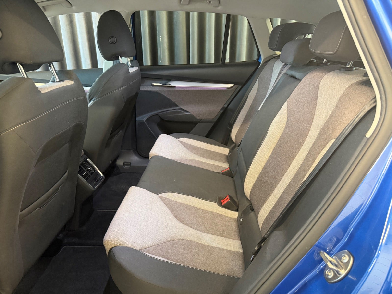 Blå Skoda Enyaq fra 2021