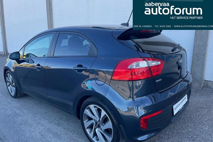 Blå Kia Rio fra 2016