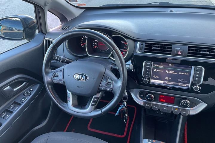 Blå Kia Rio fra 2016