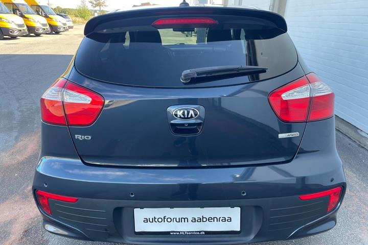 Blå Kia Rio fra 2016