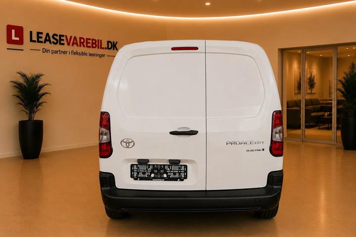 Hvid Toyota ProAce City fra 2025
