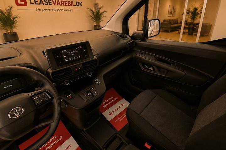Hvid Toyota ProAce City fra 2025