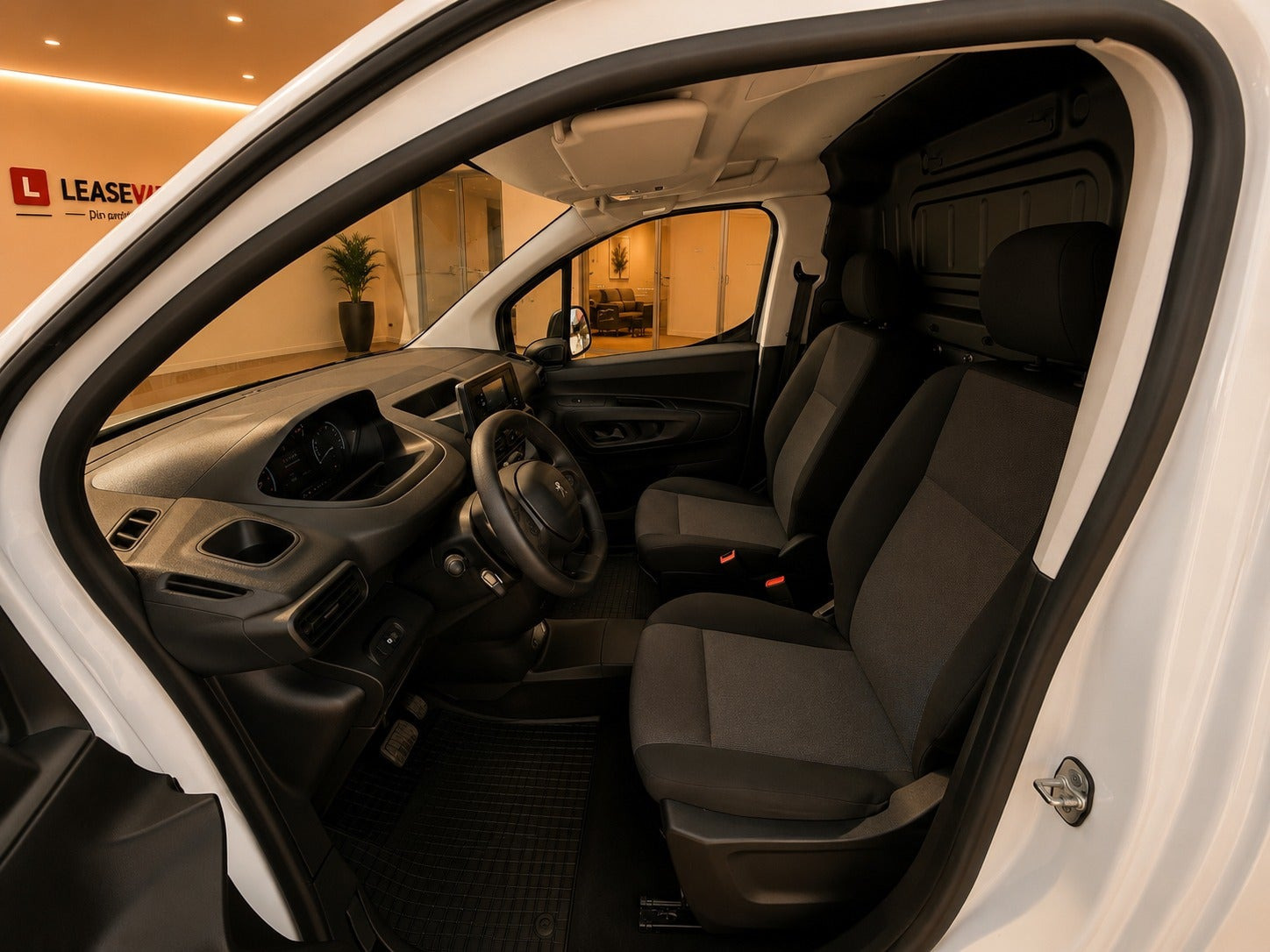 Hvid Peugeot e-Partner fra 2022