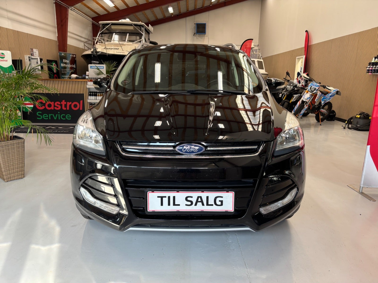 Sort Ford Kuga fra 2016