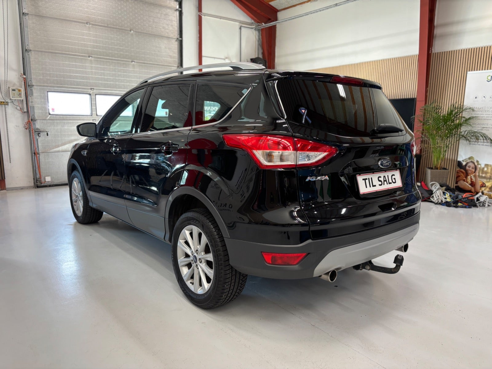 Sort Ford Kuga fra 2016