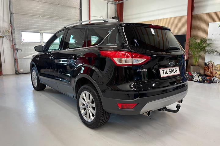 Sort Ford Kuga fra 2016