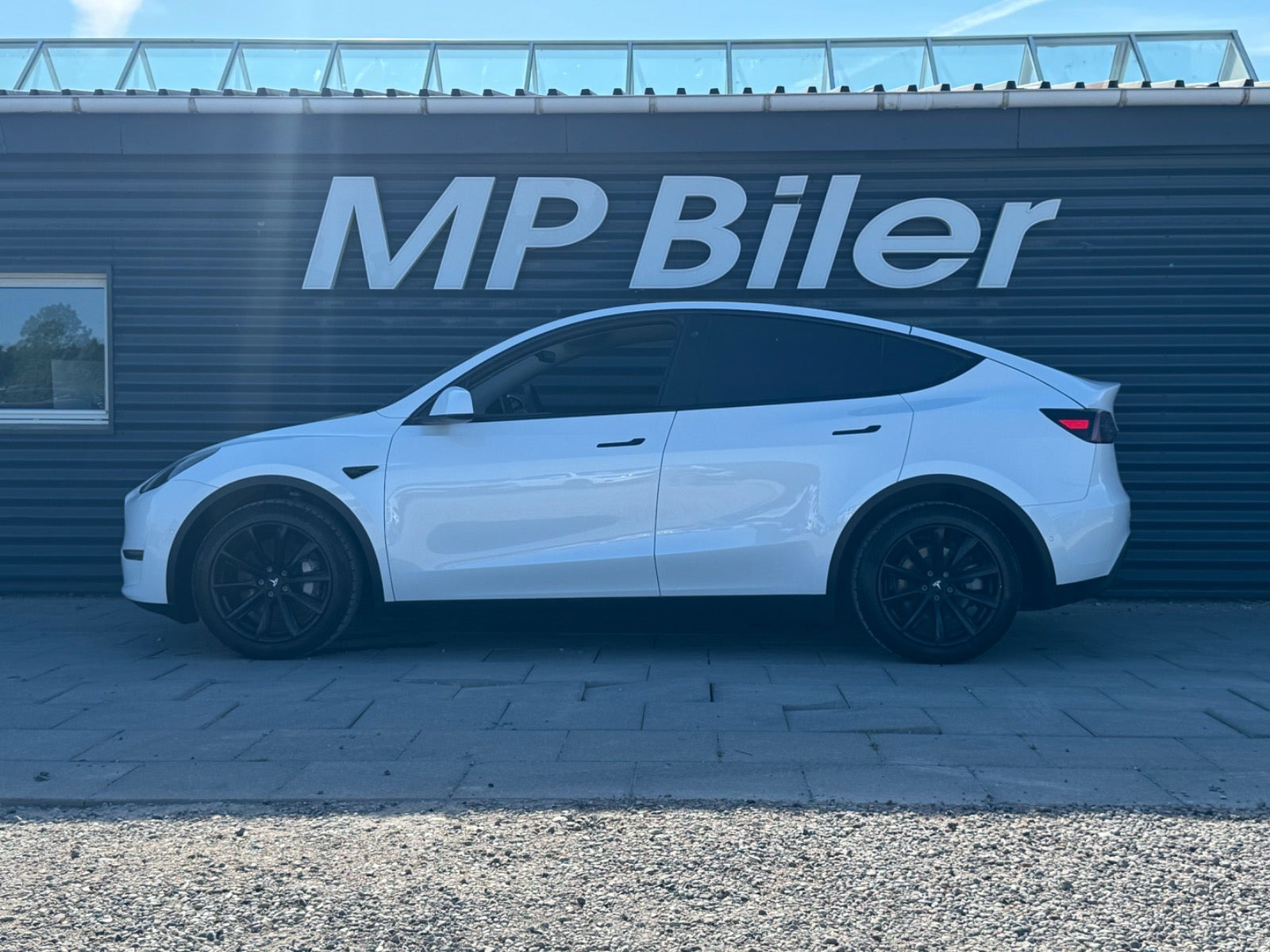 Hvid Tesla Model Y fra 2022