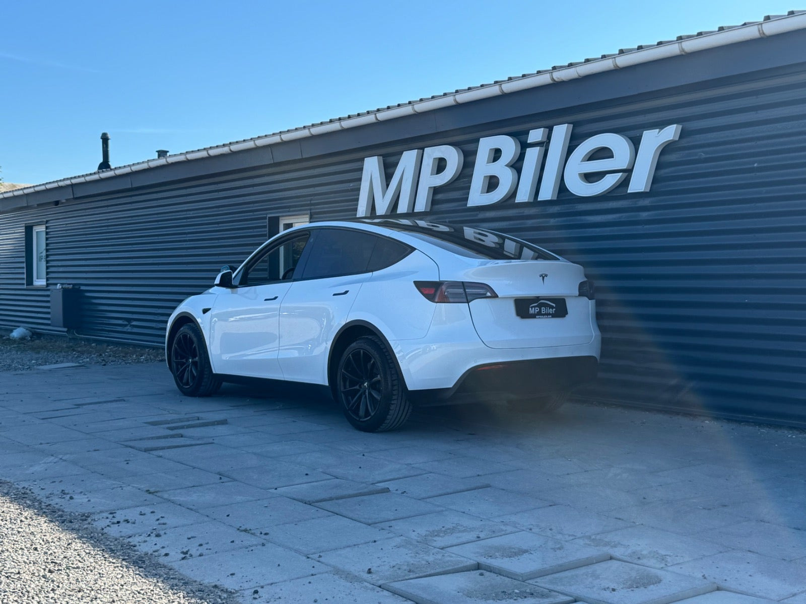 Hvid Tesla Model Y fra 2022