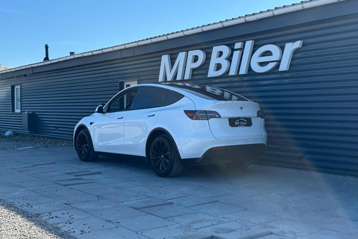 Hvid Tesla Model Y fra 2022