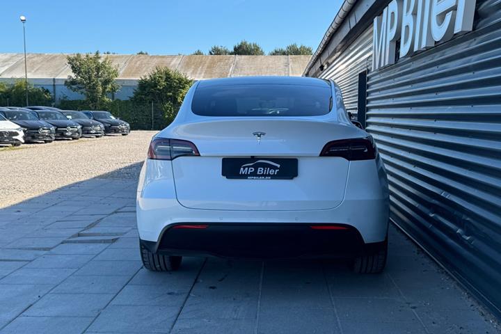 Hvid Tesla Model Y fra 2022