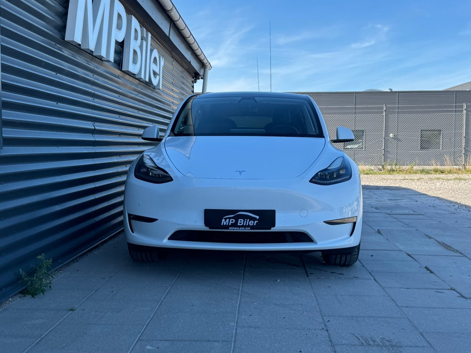 Hvid Tesla Model Y fra 2022