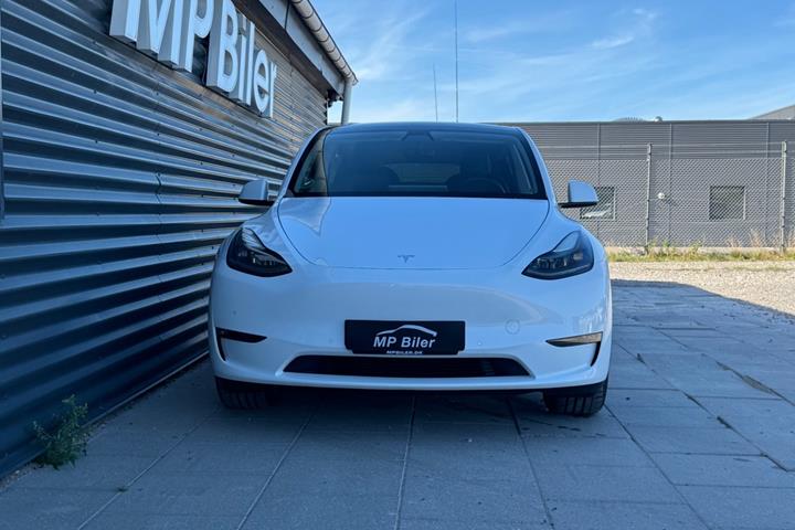 Hvid Tesla Model Y fra 2022