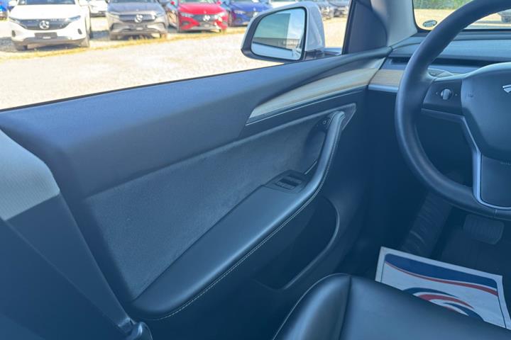 Hvid Tesla Model Y fra 2022
