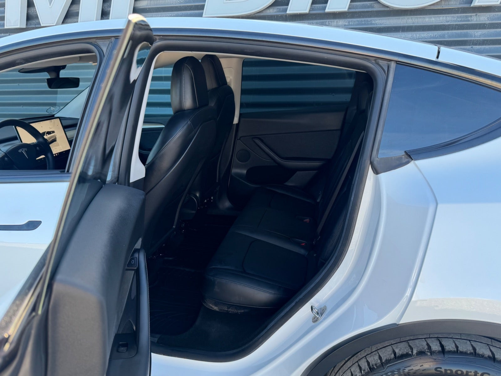 Hvid Tesla Model Y fra 2022