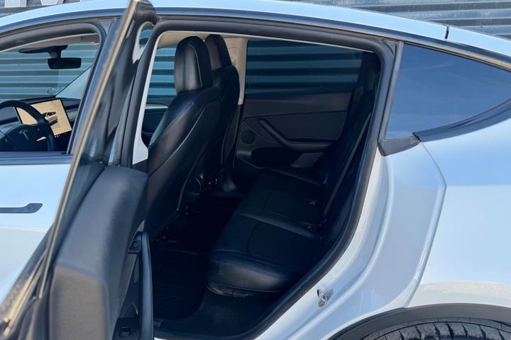Hvid Tesla Model Y fra 2022